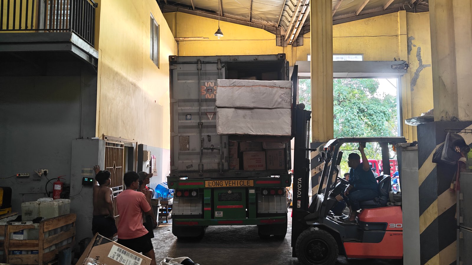 Kegiatan bongkar muat